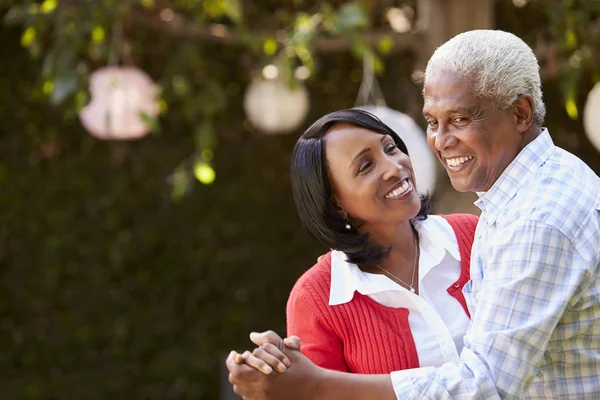 Senior coppia nera che balla in cortile — Foto Stock