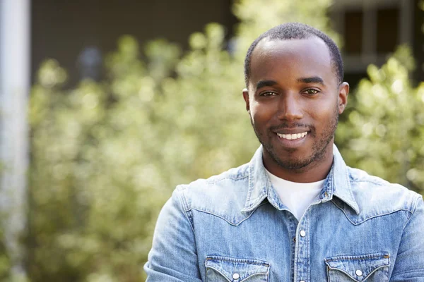 Porträt eines afrikanisch-amerikanischen Mannes — Stockfoto