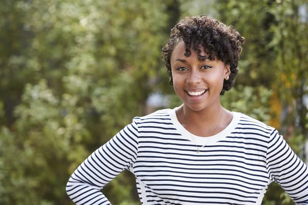 Porträtt av leende afroamerikanska kvinna — Stockfoto