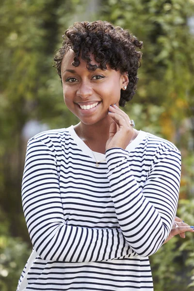 Retrato de una sonriente mujer afroamericana — Foto de Stock