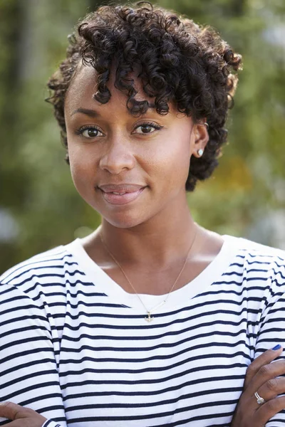 Porträtt av leende afroamerikanska kvinna — Stockfoto