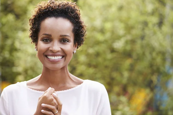 Mujer afroamericana de mediana edad — Foto de Stock