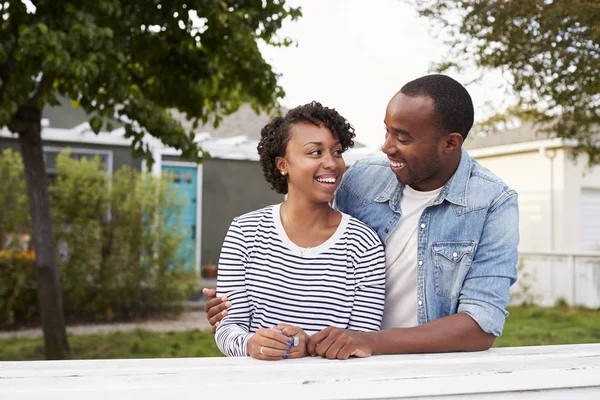Afro-amerikai házaspár átölelve — Stock Fotó