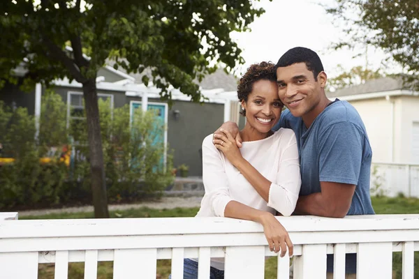 Afrikanisches amerikanisches Paar beim Umarmen — Stockfoto