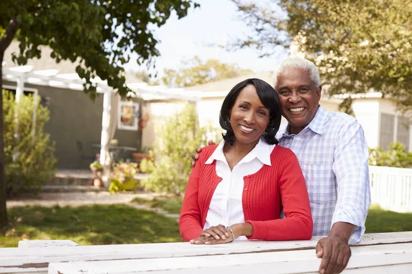 Senior africano americano pareja de pie —  Fotos de Stock