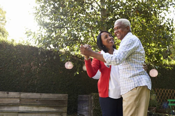 Senior zwart paar dansen in achtertuin — Stockfoto