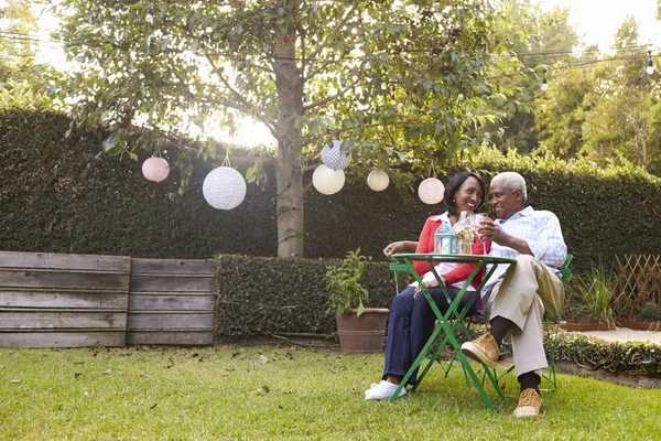 Senior paret sitter i trädgården — Stockfoto