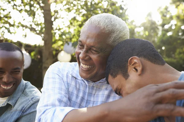 Uomo anziano con figli adulti — Foto Stock