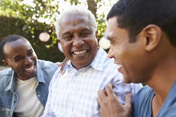 Senior Mann mit erwachsenen Söhnen — Stockfoto