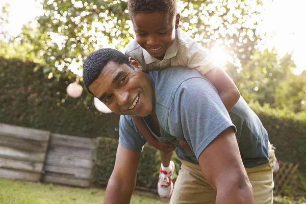 Афро-американських хлопчика грати з татом — стокове фото