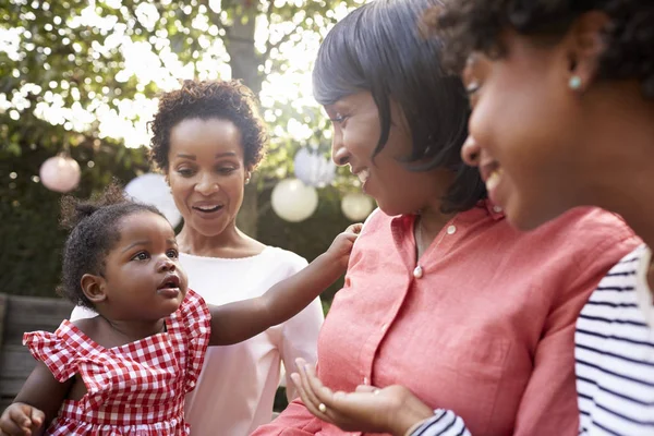 Mère avec des filles adultes et petite-fille — Photo