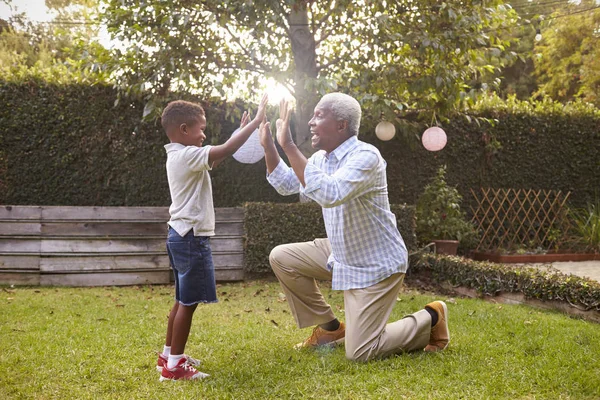 Avô brincando com neto — Fotografia de Stock