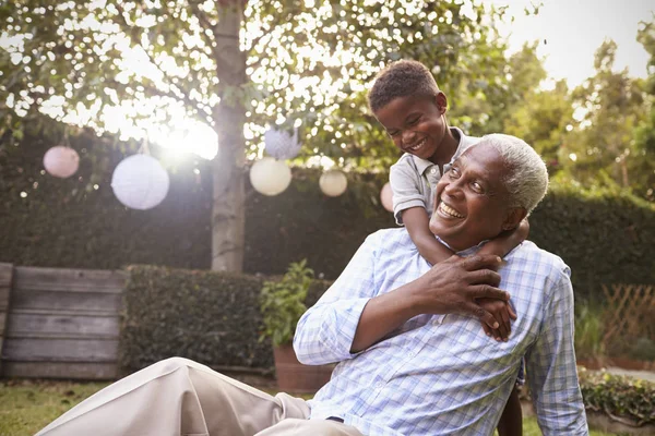 Grand-père jouant avec son petit-fils — Photo