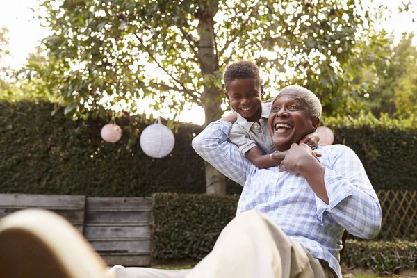 Dziadek bawi się z wnukiem — Zdjęcie stockowe