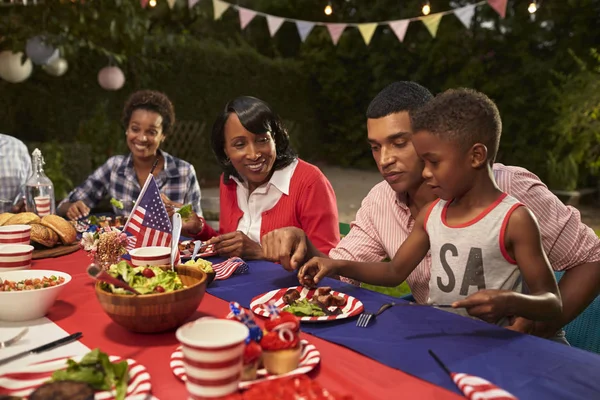 Famiglia avendo barbecue giorno indipendenza — Foto Stock