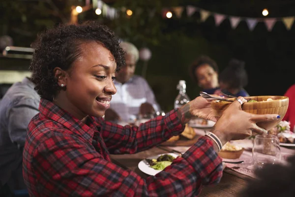 Familia afroamericana teniendo barbacoa — Foto de Stock