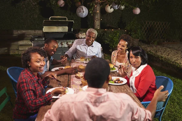 Familia afroamericana teniendo barbacoa — Foto de Stock