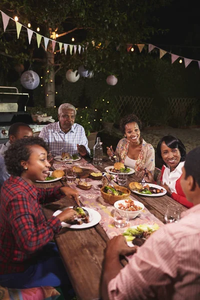 Семья наслаждается ужином на заднем дворе — стоковое фото