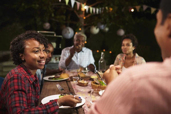 Familjen njuter bakgård middagsbjudning — Stockfoto