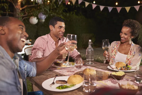 Giovani adulti che si godono la cena — Foto Stock