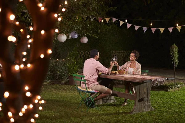 Coppia relax a cena in giardino — Foto Stock