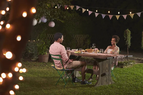 Paar ontspannen tijdens het diner in de tuin — Stockfoto