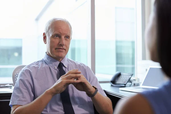 Doctor in de shirt consulting patiënt — Stockfoto