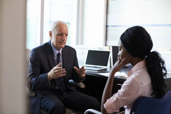 Doctor consulting female patient — Stock Photo, Image