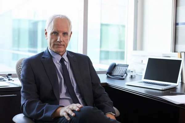 Homme au bureau regardant la caméra — Photo