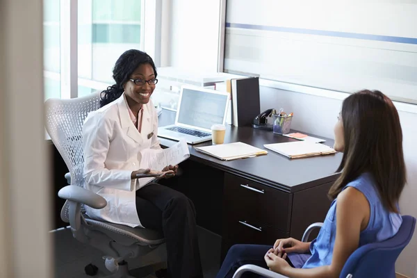 Medico donna consulto paziente — Foto Stock