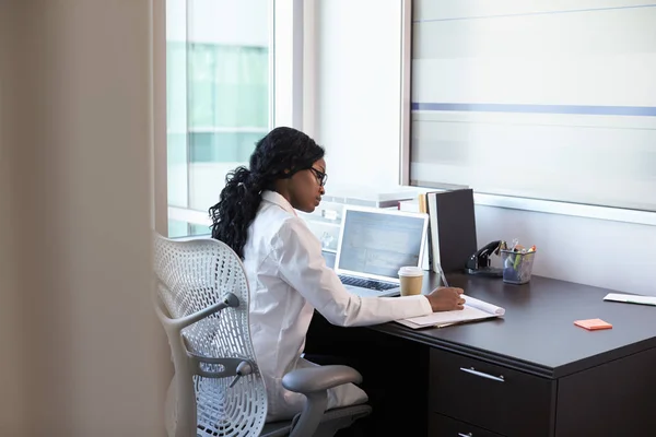 Женщина-врач, работающая в офисе — стоковое фото