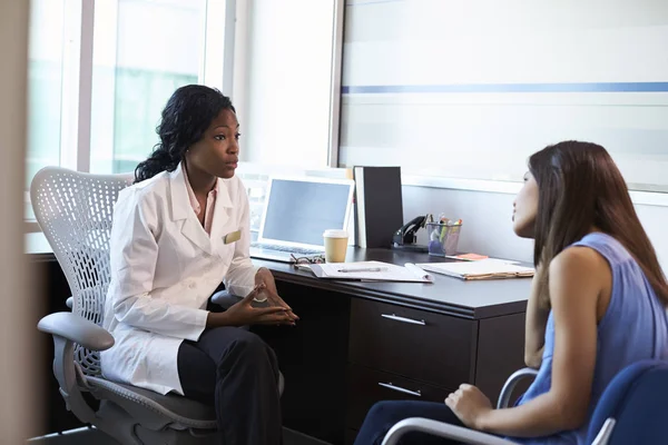 Vrouwelijke arts consulterende patiënt — Stockfoto