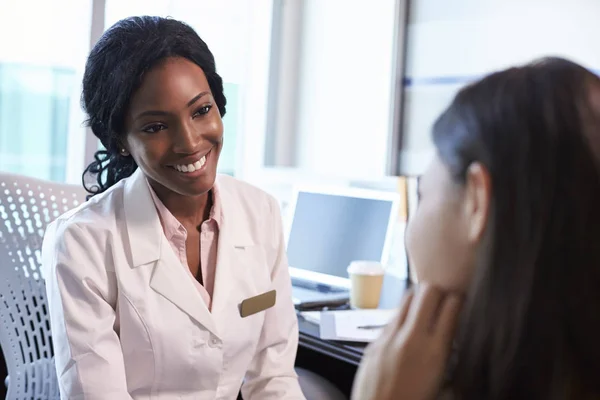 Médico em mulher de consultoria casaco branco — Fotografia de Stock