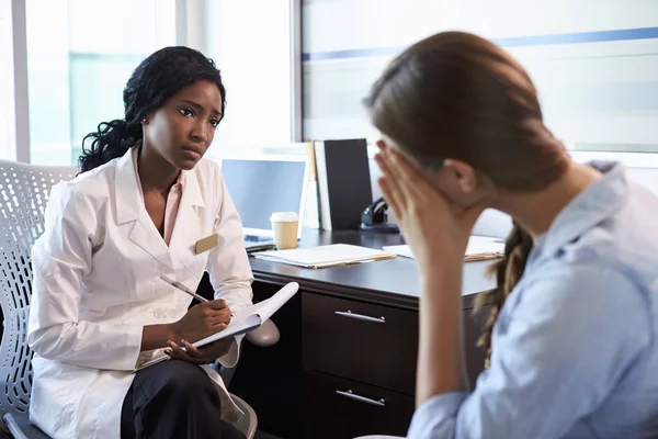 Medico consulenza donna triste — Foto Stock