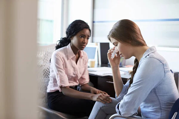 Doutor em camisa consultoria mulher triste — Fotografia de Stock