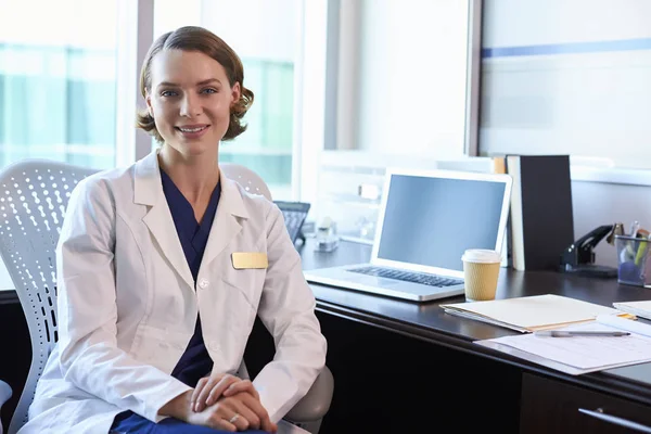 Doctora mirando la cámara — Foto de Stock