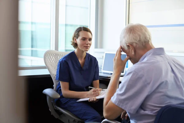 Krankenschwester berät männlichen Patienten — Stockfoto