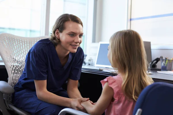 Verpleegkundige zitten en praten met kind — Stockfoto