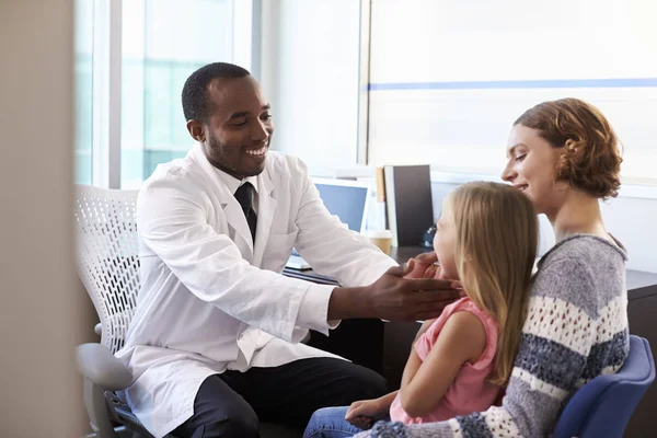 Pediatra examinando niño en el consultorio — Foto de Stock