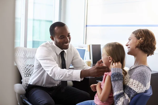 Doctor en camisa blanca examinando niño — Foto de Stock