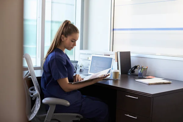 Nurse notes in office — Stock Photo, Image