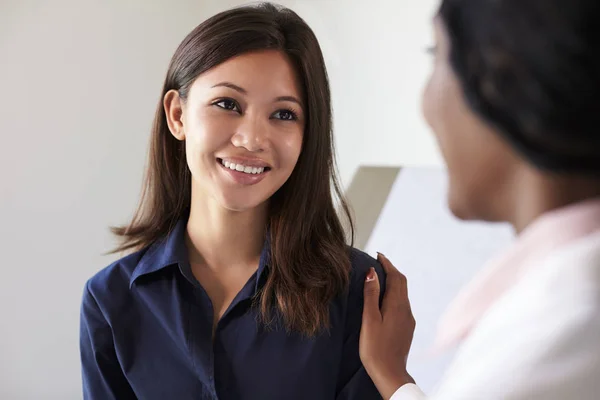 Doctor consulting woman in exam room — Stock Photo, Image