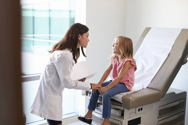 Pediatrician with girl in exam room — Stock Photo, Image