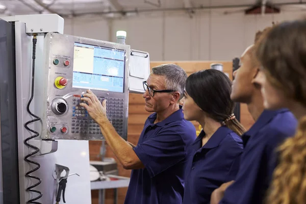 Homme pointant sur l'écran de la machine — Photo