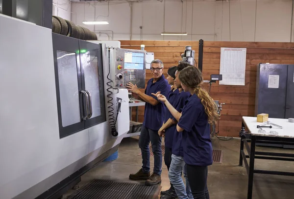 Étudiants regardant sur la machine — Photo