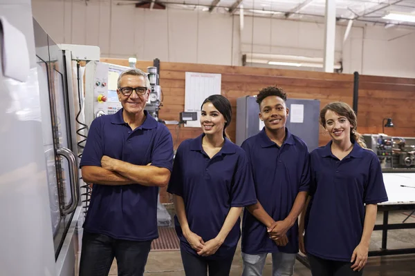 Retrato de Engenheiro e Aprendizes — Fotografia de Stock