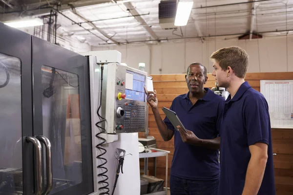 Ingeniero apuntando en la máquina CNC — Foto de Stock