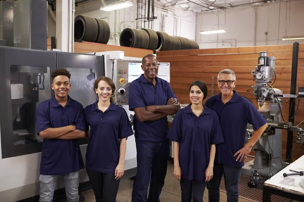 Ingenieros con máquina — Foto de Stock