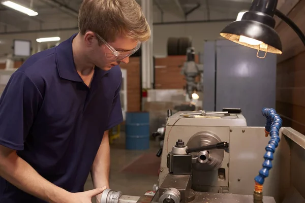 Engineer Using Milling Machine — Stock Photo, Image