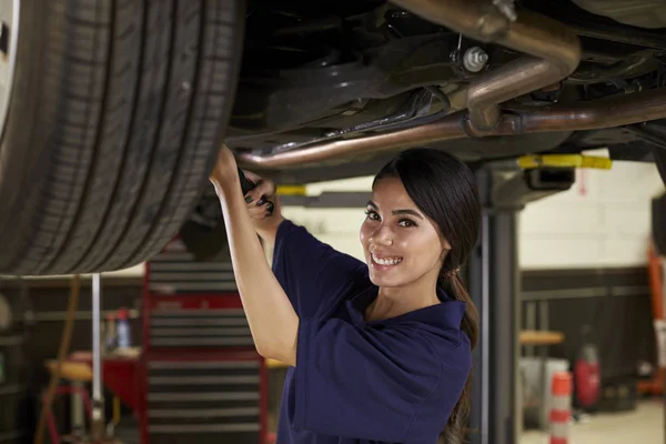 Auto mecânico feminino que trabalha sob o carro — Fotografia de Stock